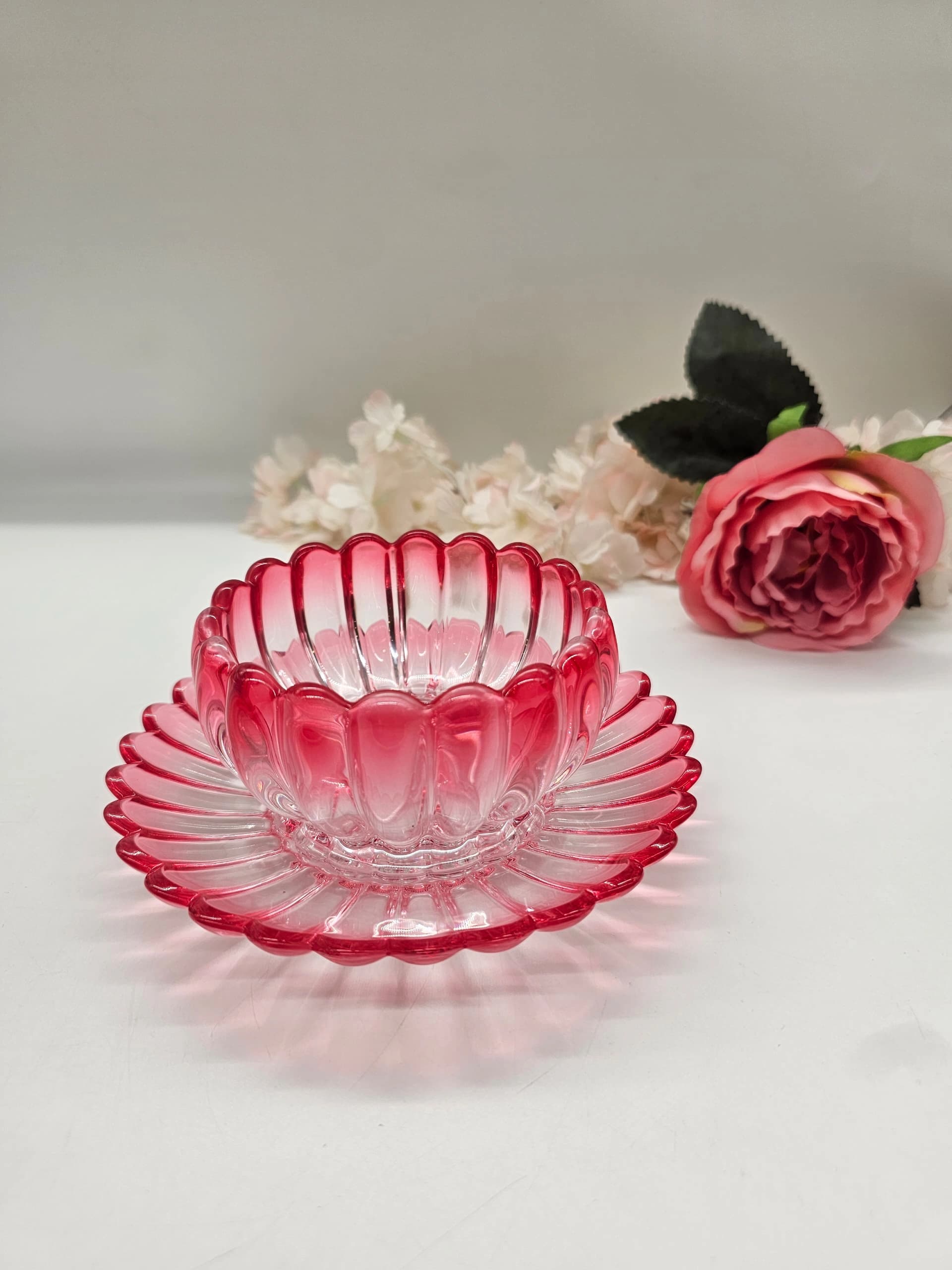 Ensemble bol et soucoupe en verre dégradé rose et transparent, en forme de lotus aux bords festonnés