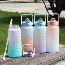 Bouteille d’eau de sport d’un litre aux couleurs dégradées, ornée de graduations horaires et d’une sangle de transport