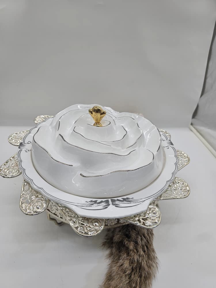 Chafing dish en céramique blanche en forme de rose épanouie, poignée de couvercle dorée et présentoir en métal argenté