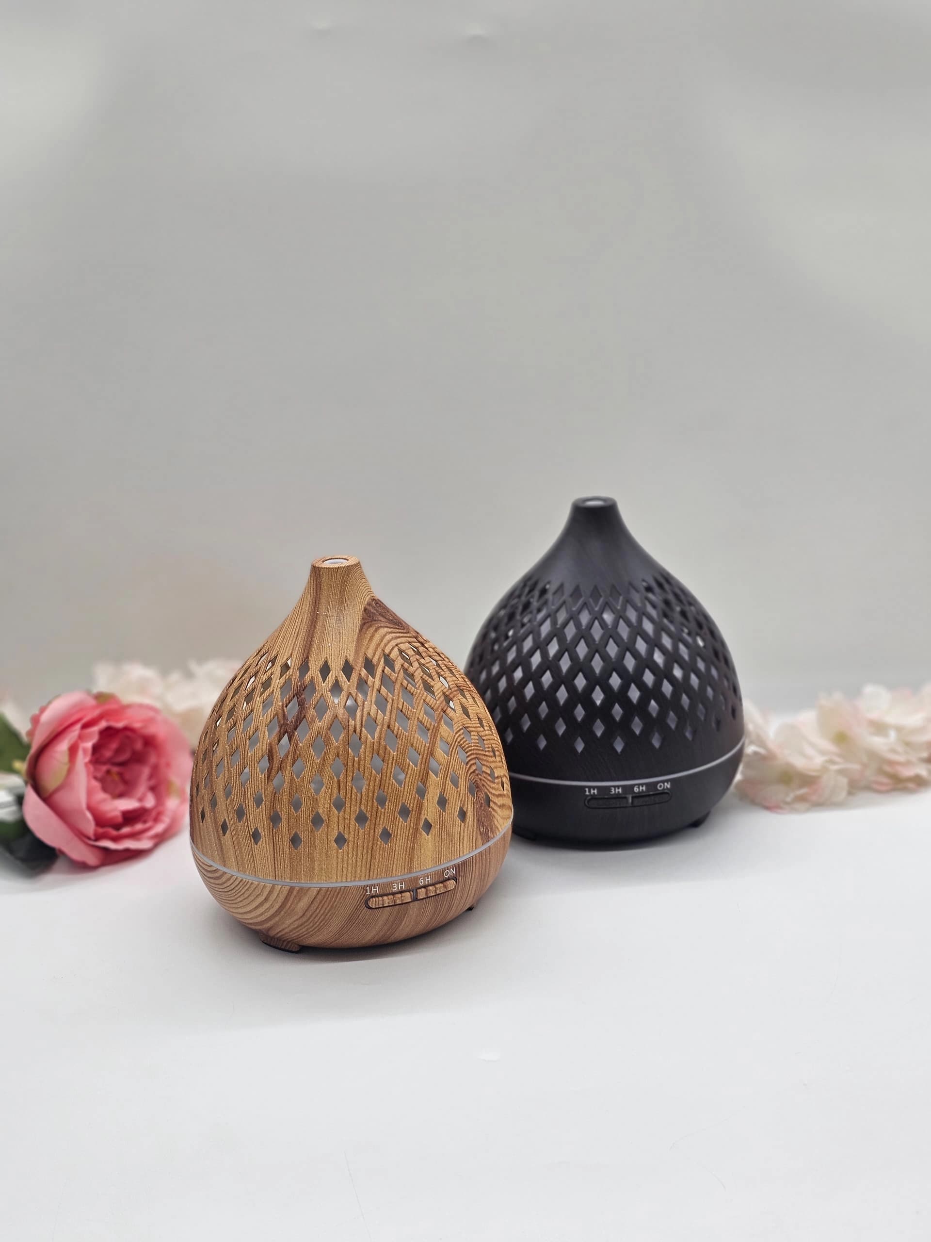 Diffuseur d’huiles essentielles en bois clair imitant le grain du bois, avec boutons de minuterie