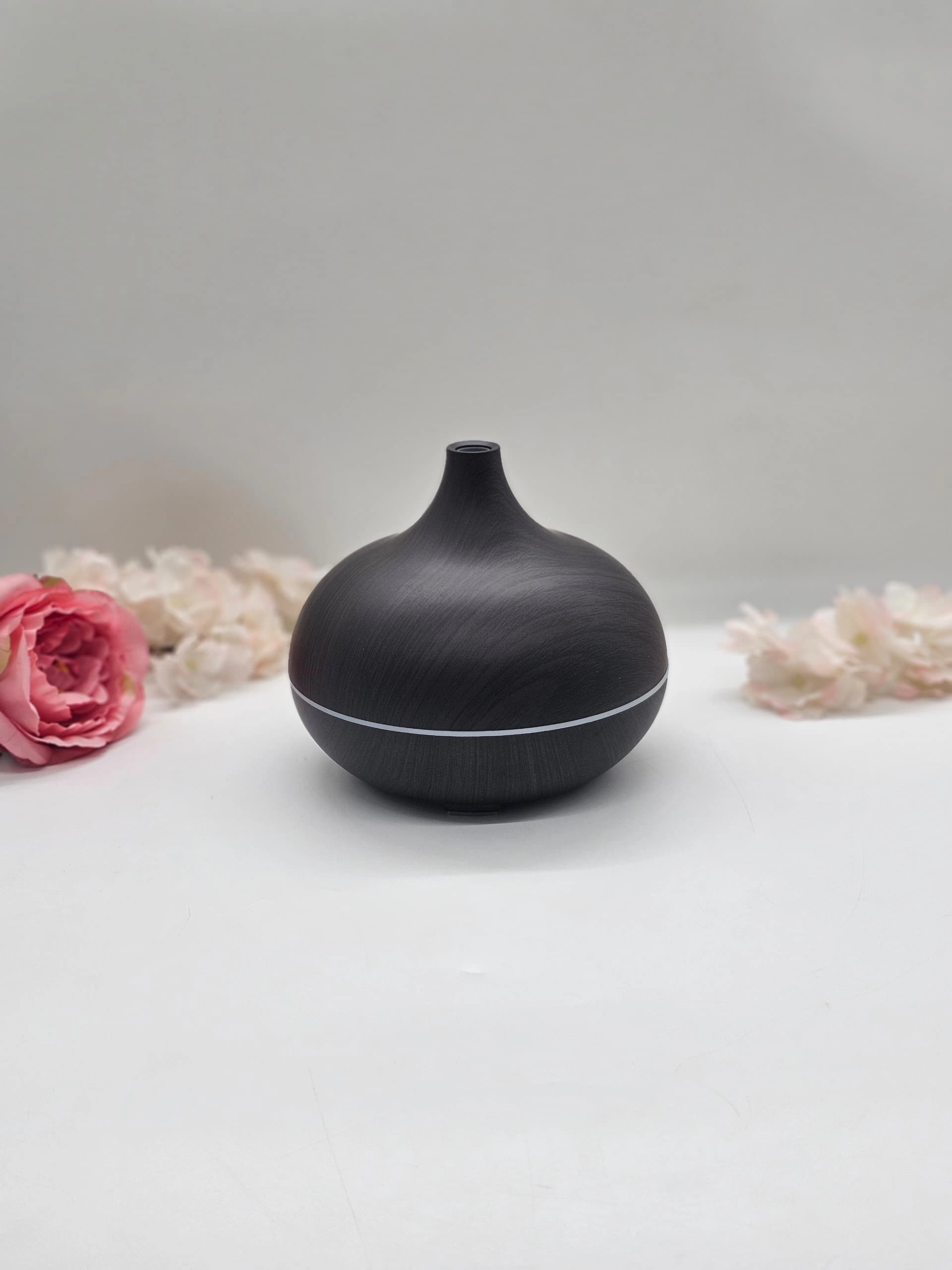 Diffuseur d’huiles essentielles ultrasonique en bois foncé en forme de larme, accompagné de sa bande lumineuse d’ambiance