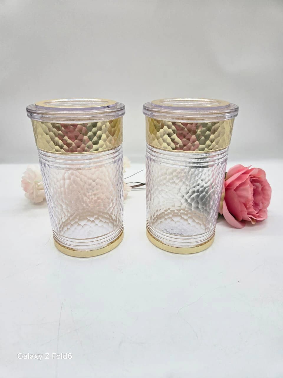 Garde-manger en acrylique transparent au corps taillé en diamant, bande décorative martelée dorée près du couvercle