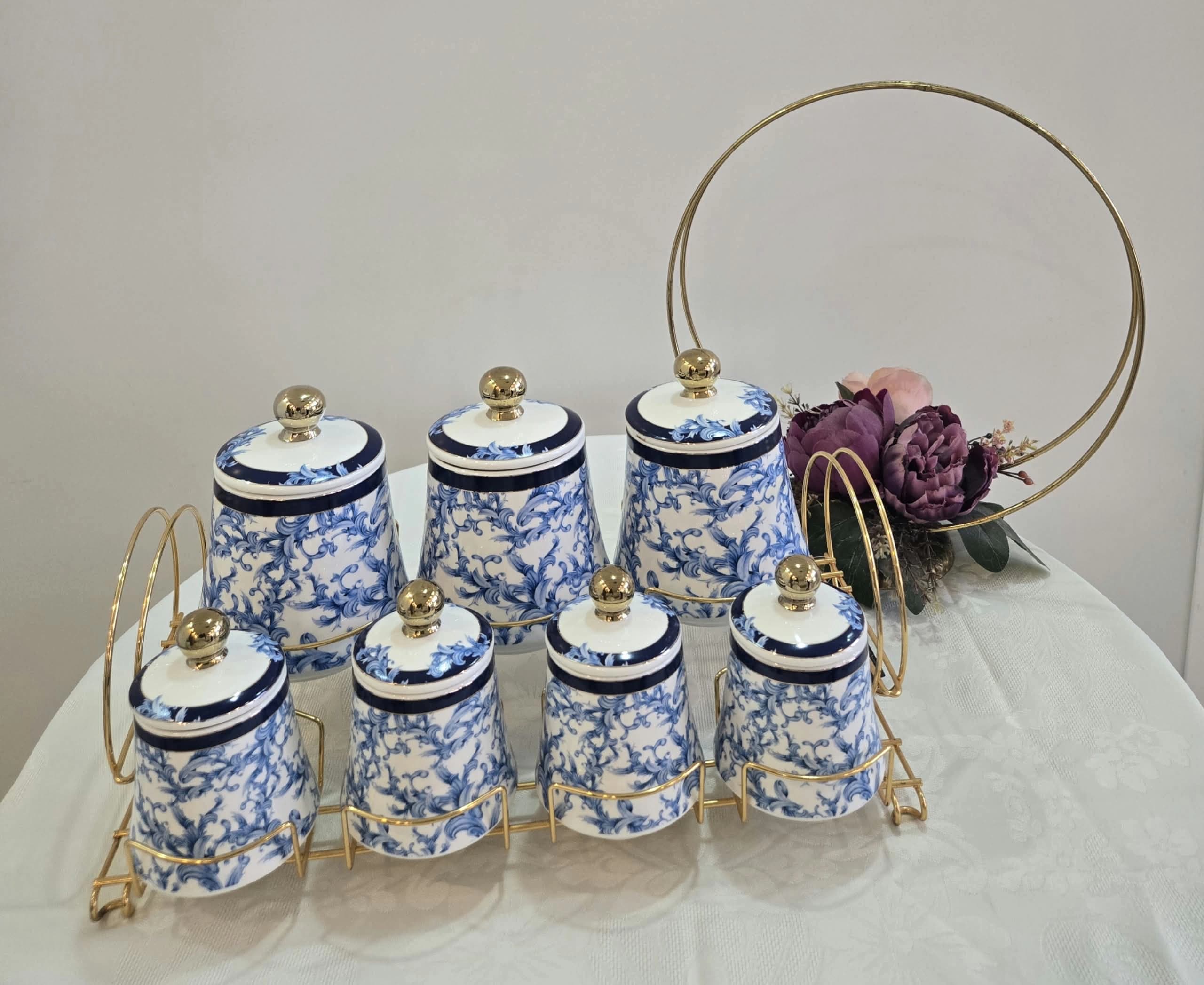 Service à épices en porcelaine de 7 pièces au motif floral bleu et blanc, couvercles à boutons dorés sur support en métal doré