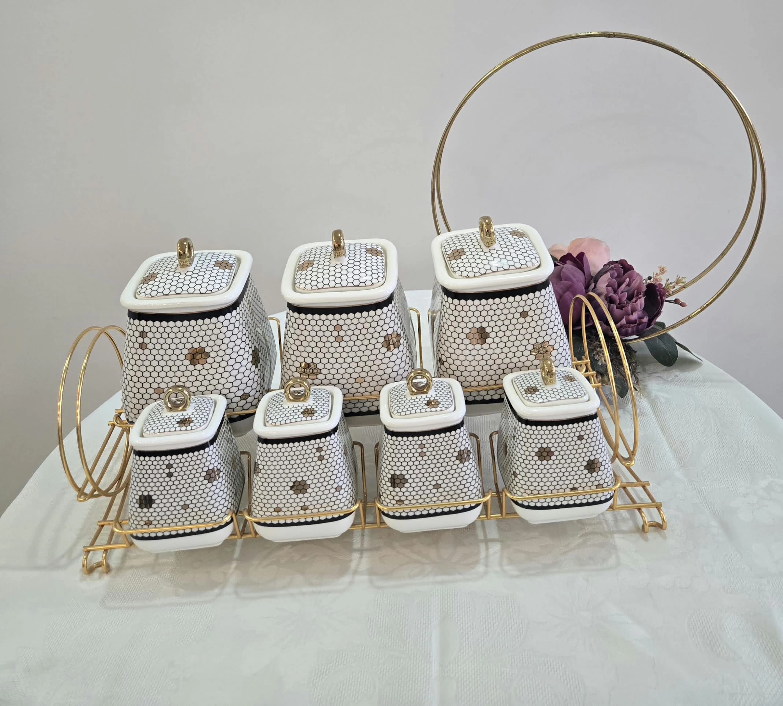Service à épices en porcelaine de 7 pièces au motif nid d’abeilles, couvercles à boutons dorés sur support doré