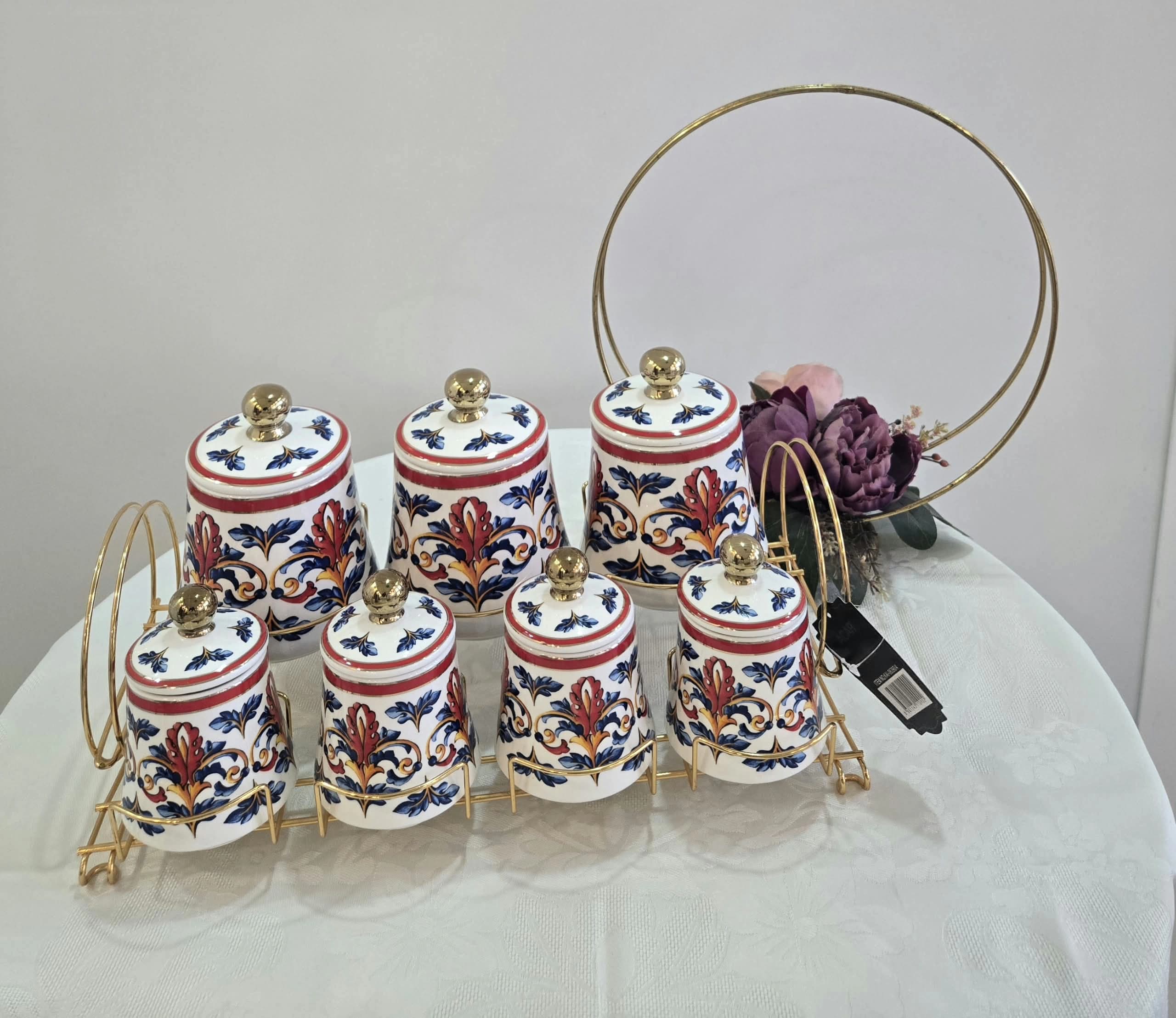 Service à épices en porcelaine de 7 pièces au motif floral rouge et blanc, couvercles à boutons dorés sur support doré