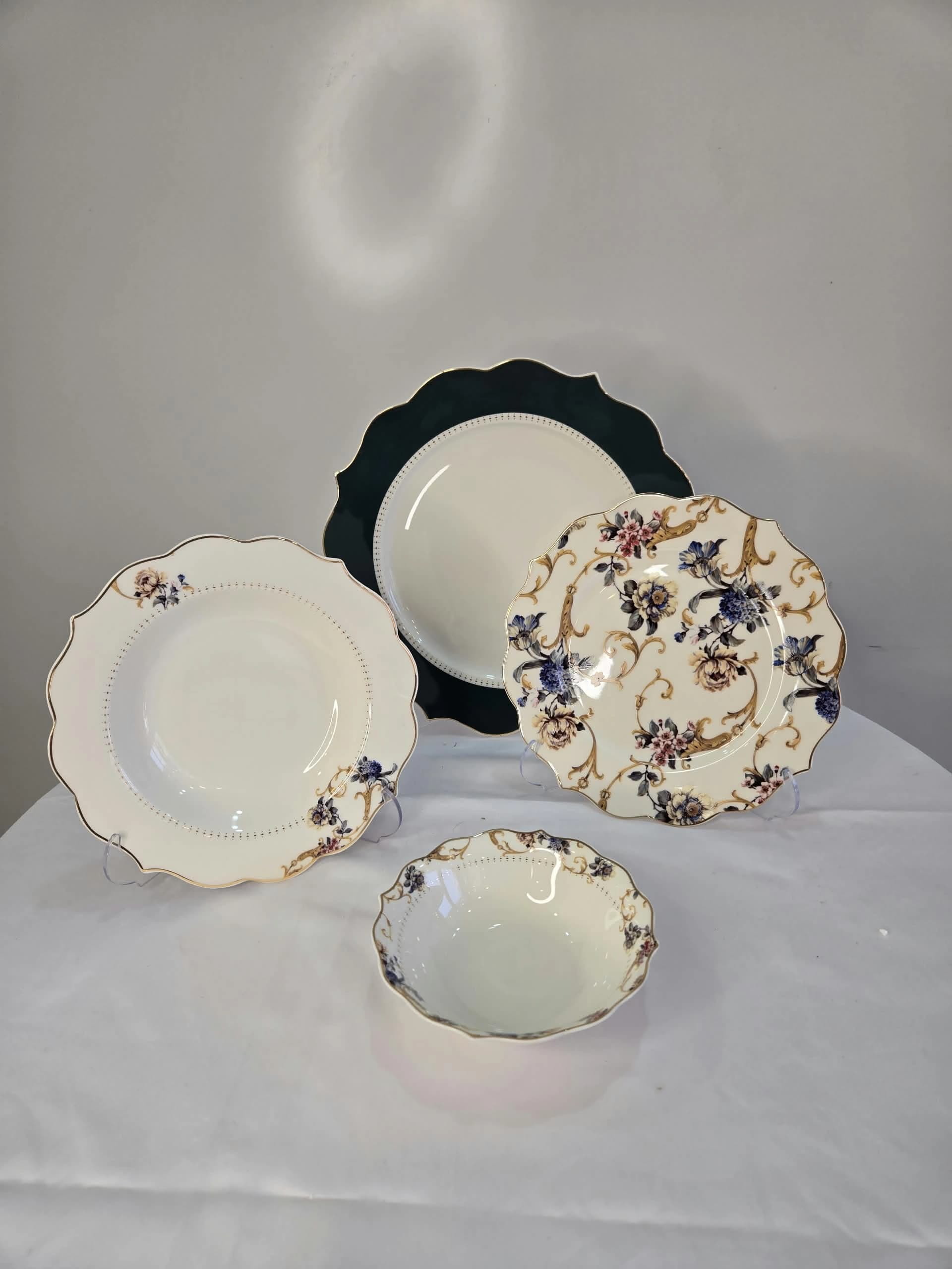 Service de table en porcelaine à bords festonnés, liserés dorés et délicats motifs floraux