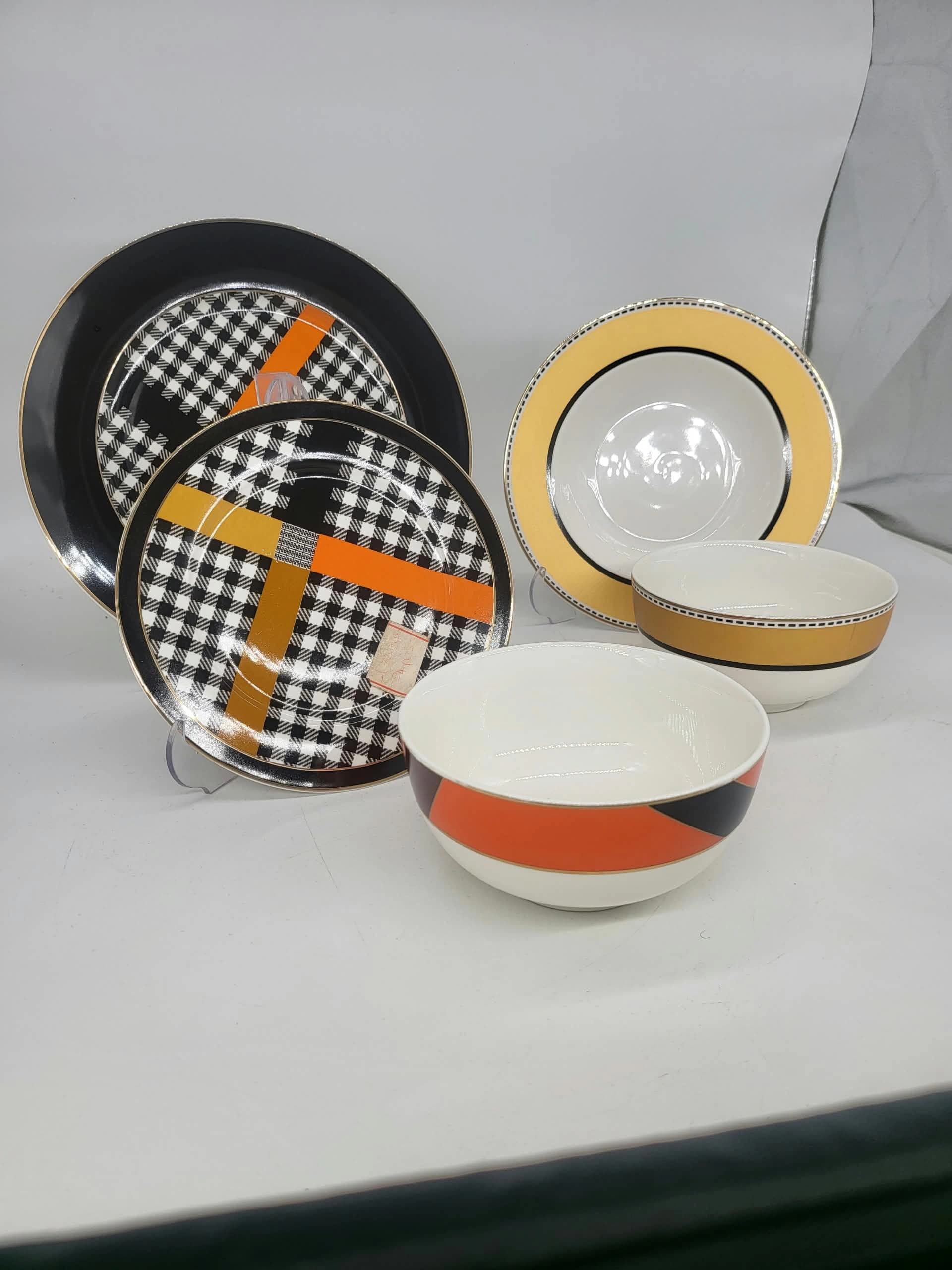 Service de table Luke en porcelaine fine de 24 pièces, motif à carreaux vichy noir et blanc rehaussé de rayures orange et jaunes