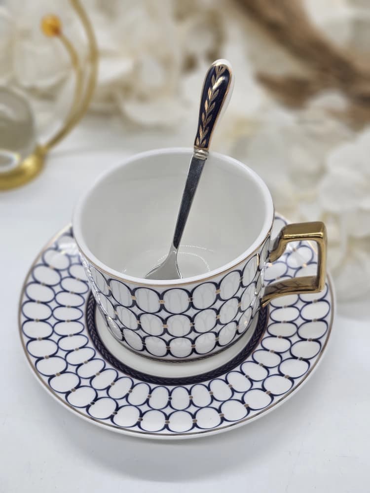 Tasse et soucoupe en céramique blanche à motif géométrique circulaire bleu et or, cuillère assortie et anse dorée