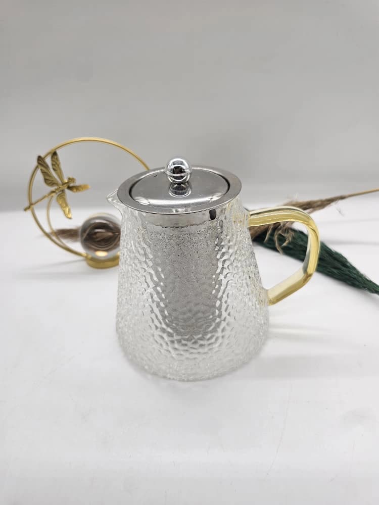 Théière en verre borosilicate de 700 ml à texture martelée, poignée dorée et filtre infuseur en acier inoxydable