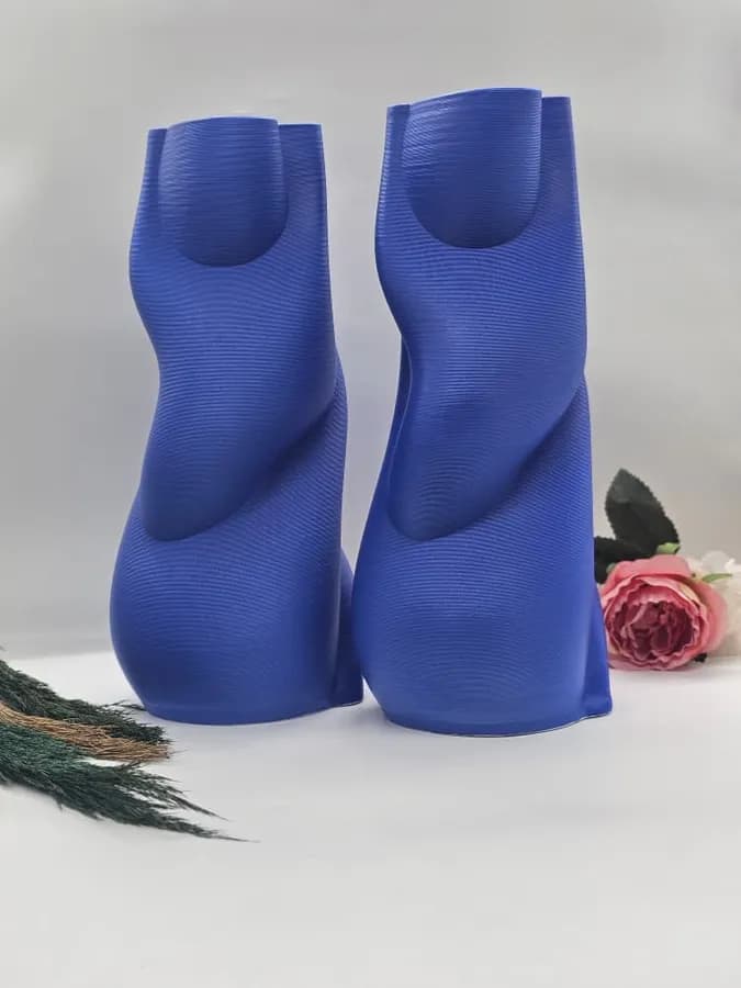 Vase sculptural en forme de corps d’un bleu éclatant, imprimé en 3D, finition texturée et stratifiée