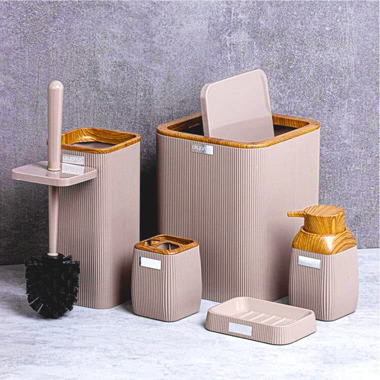 Set de salle de bain assorti, vu de face sur fond clair
