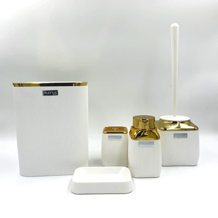Set de salle de bain assorti, pièces alignées sur un plan clair