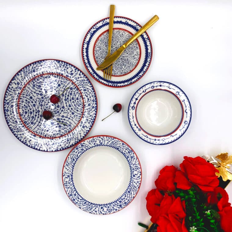Service de table en porcelaine de 24 pièces, disposé au complet sur fond clair