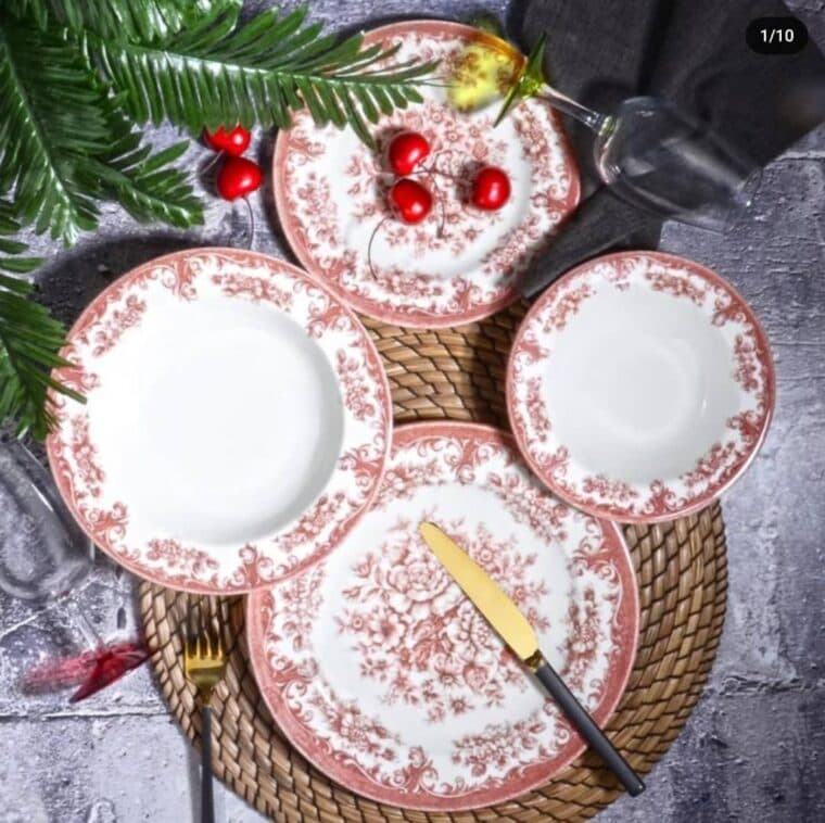 Service de table en porcelaine de 24 pièces, assiettes empilées et bols alignés