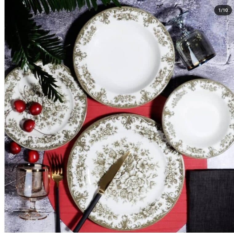 Service de table en porcelaine de 24 pièces, vu de trois quarts sur fond clair
