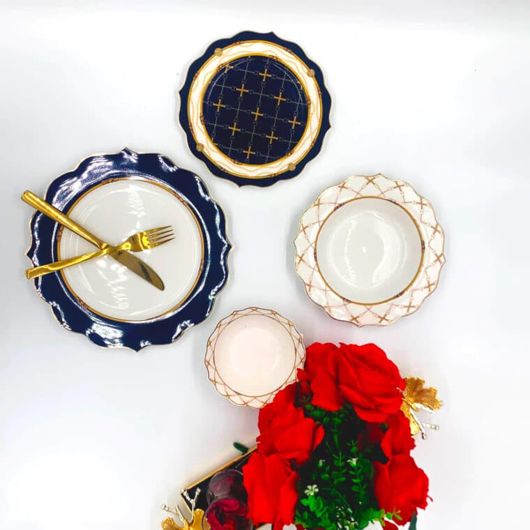 Service de table China Bone de 24 pièces, assiettes et bols disposés en éventail