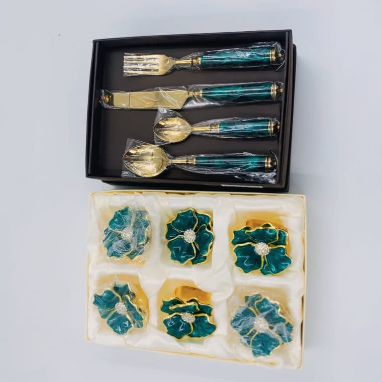Set de couverts accompagné de ses serre-serviettes, disposés sur une table dressée
