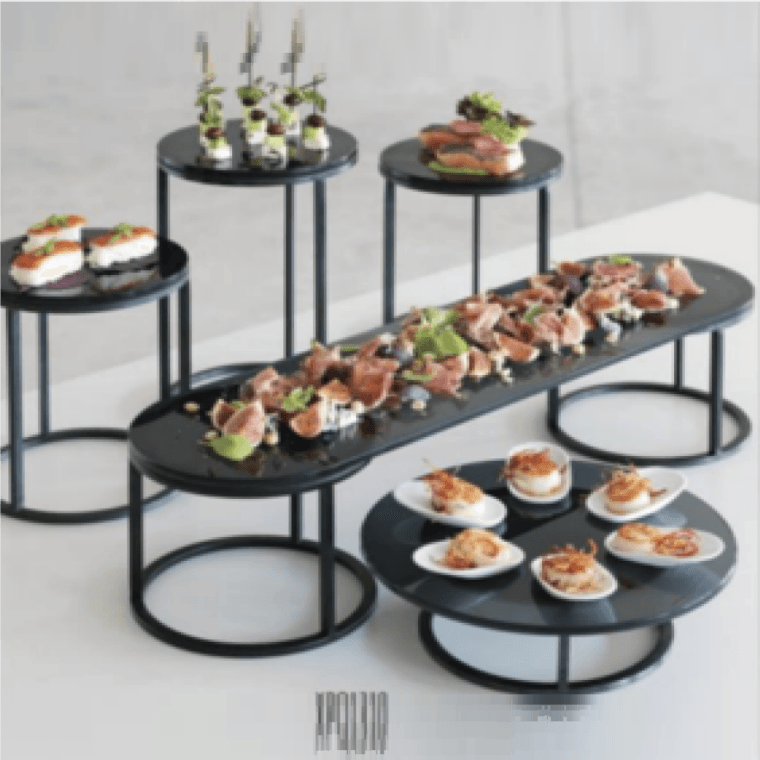 Long stand de présentation en marbre, posé à plat sur fond neutre