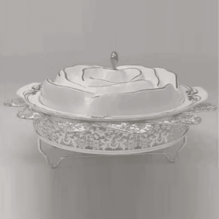 Pièce de vaisselle en porcelaine, photographiée seule sur fond neutre